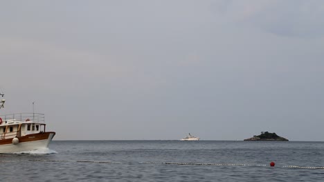 Pequeño-Barco-Turístico-En-Un-Día-Sombrío-En-Croacia-En-Cámara-Lenta