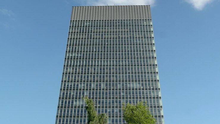La Arts Tower, Università di Sheffield, giorno di sole, angolazione media, versione più breve 4K 25p.
