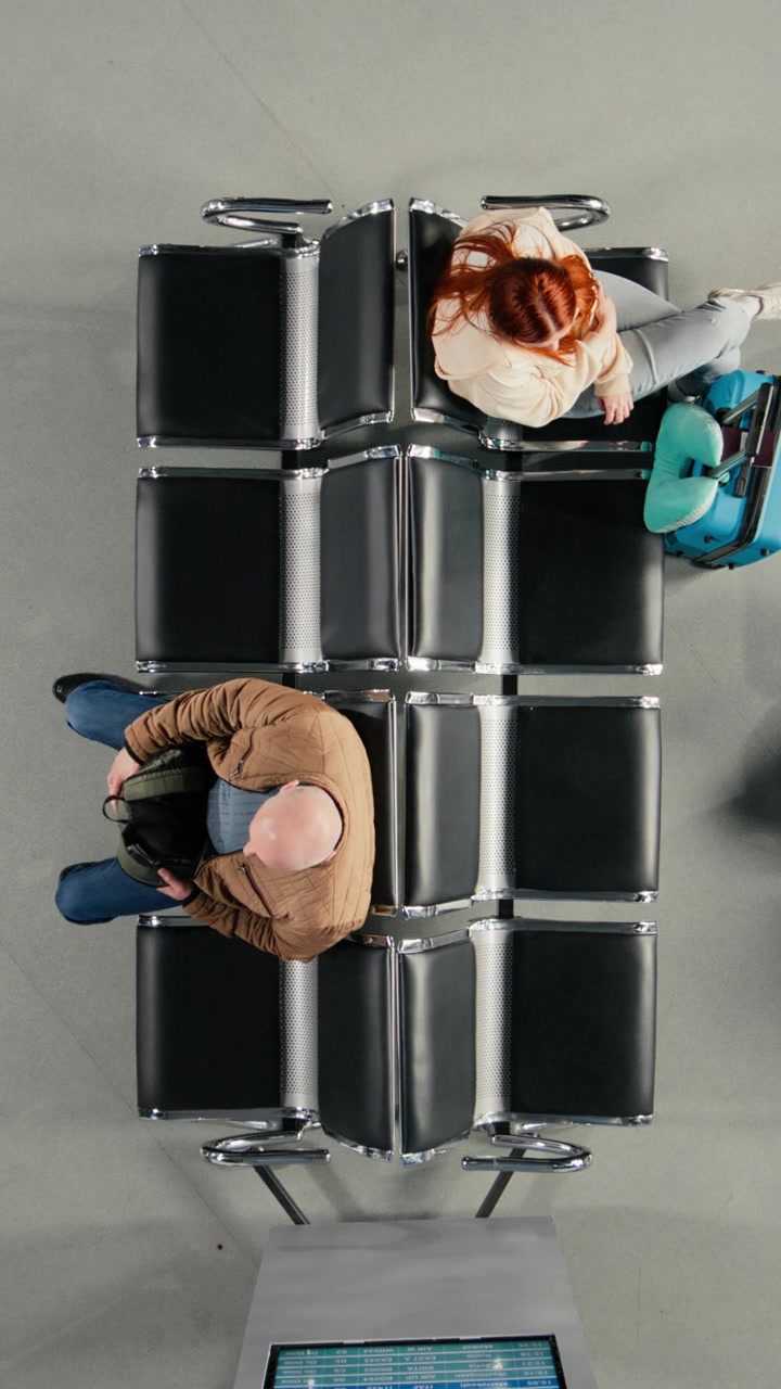 Vista dall'alto di passeggeri in attesa nel terminal dell'aeroporto