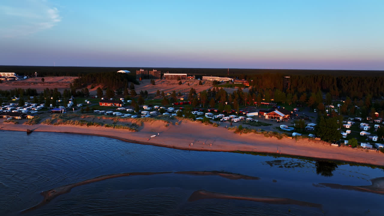 핀란드 칼라요키 (kalajoki) 의 해변과 캠핑 지역의 공중 추적