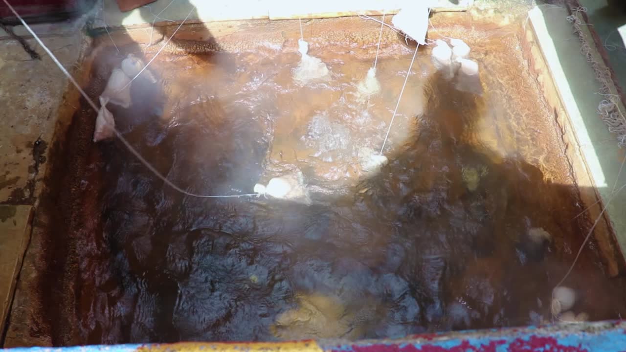 사람들이 자연적인 성스러운 온천 물에서 하루 동안 다른 각도에서 제사를 요리하는 비디오는 2023년 3월 22일에 인도 히마찰 프라데시 마나리 마니카란에서 촬영되었습니다.