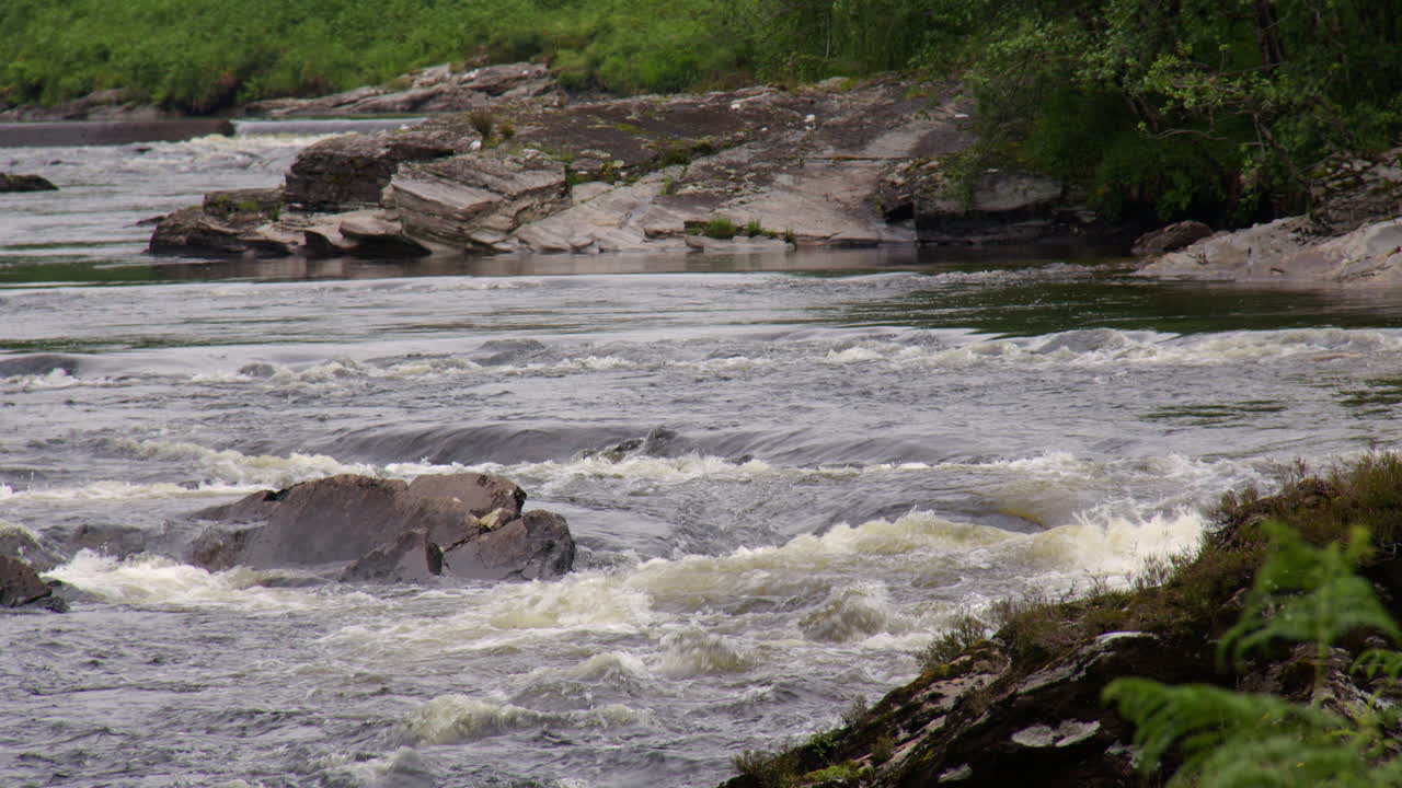 Campo medio dal basso verso l'alto Torrente del fiume Orchy vicino a Eas Urchaidh, le cascate di Orchy