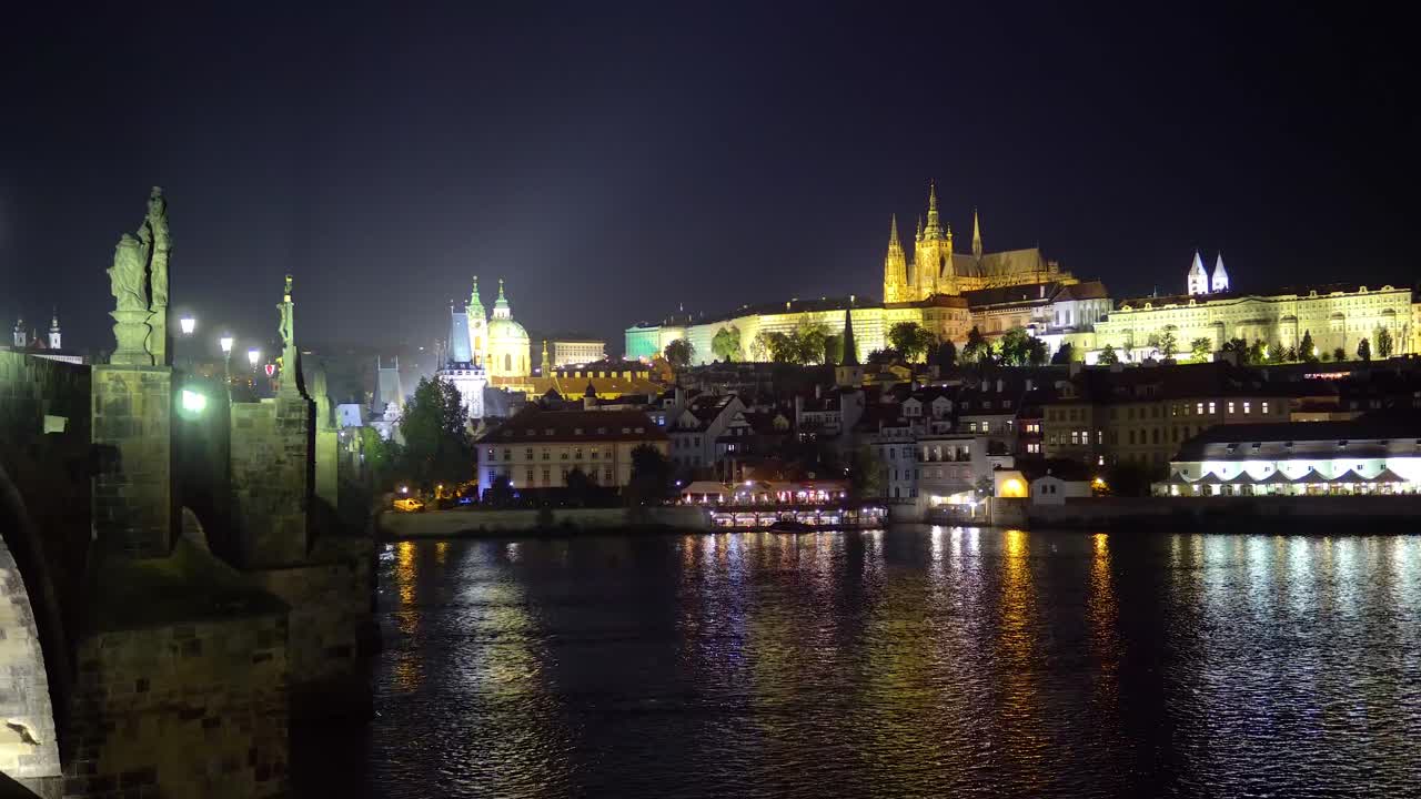 Castello di Praga e Ponte Carlo sul fiume Moldava di notte