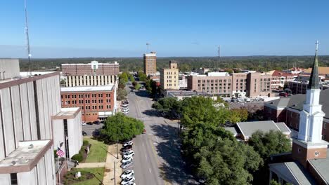 empuje aéreo sobre la iglesia y el centro de tuscaloosa alabama, pequeña ciudad de américa