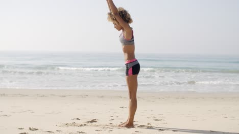 Atleta-Femenina-Haciendo-Ejercicio-En-La-Playa