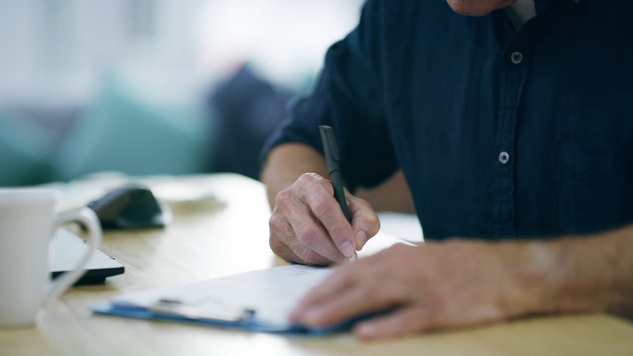 firmar el papeleo importante