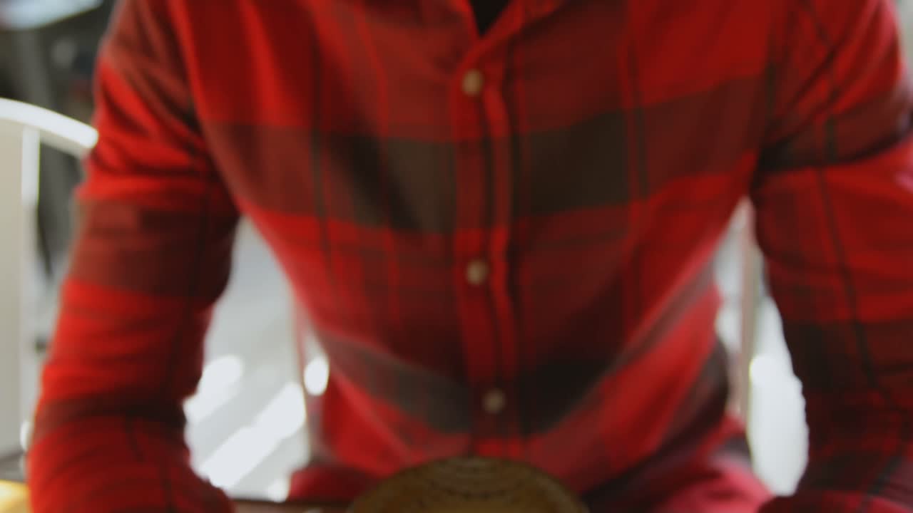 hombre usando teléfono móvil en el café 4k