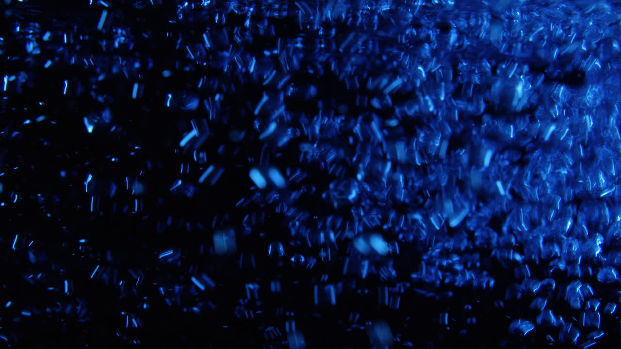 파란색 물 거품 오버레이, 검정색 배경 그래픽 효과에 쏟아져