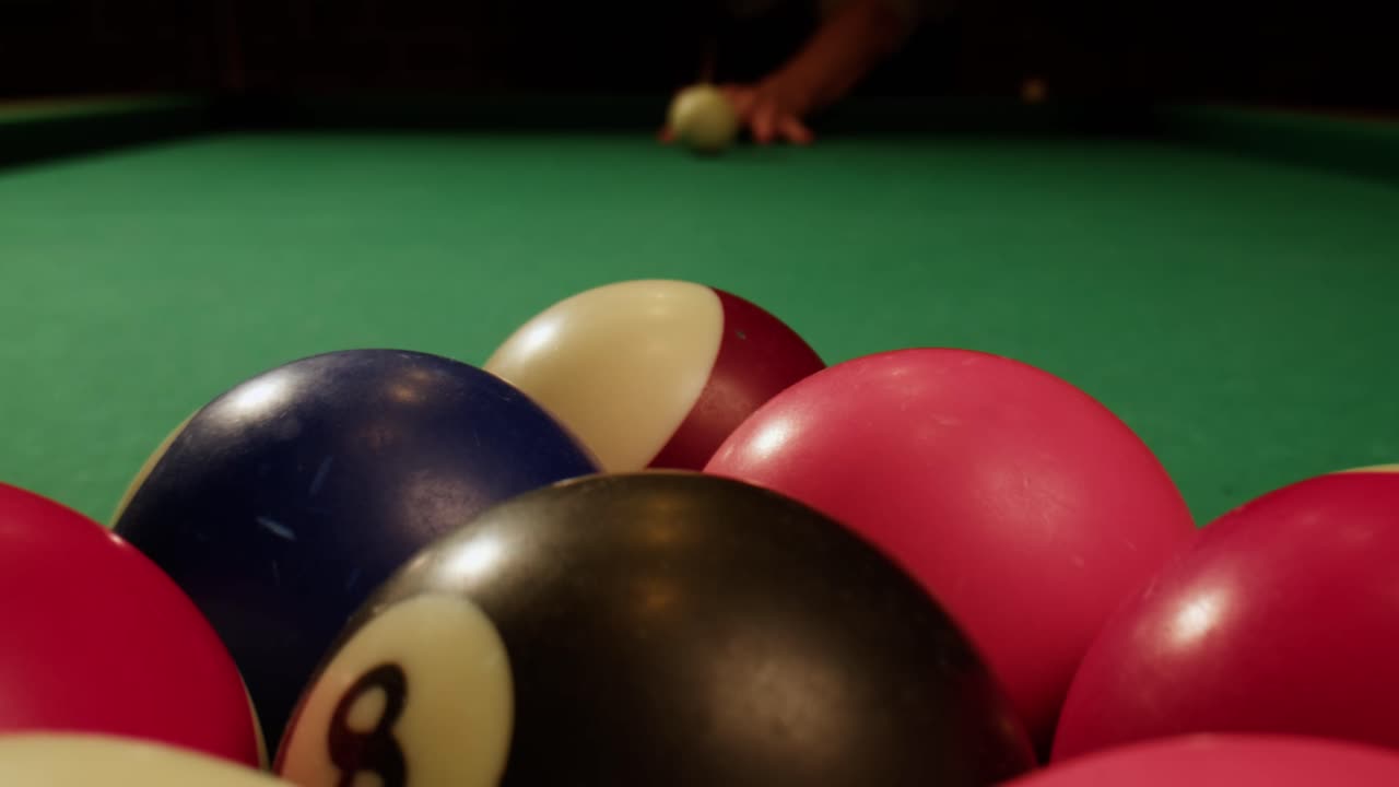 jogando bilhar de 8 bolas