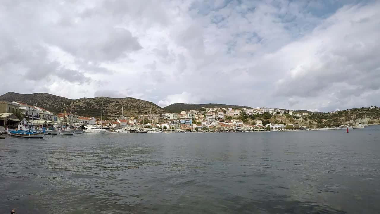 el hermoso puerto de pythagorion en tiempo nublado