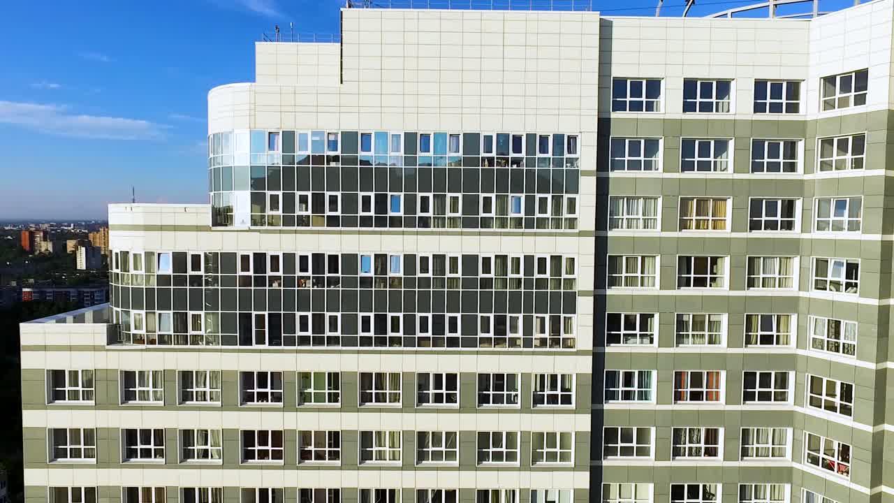 현대적인 다층 아파트 건물