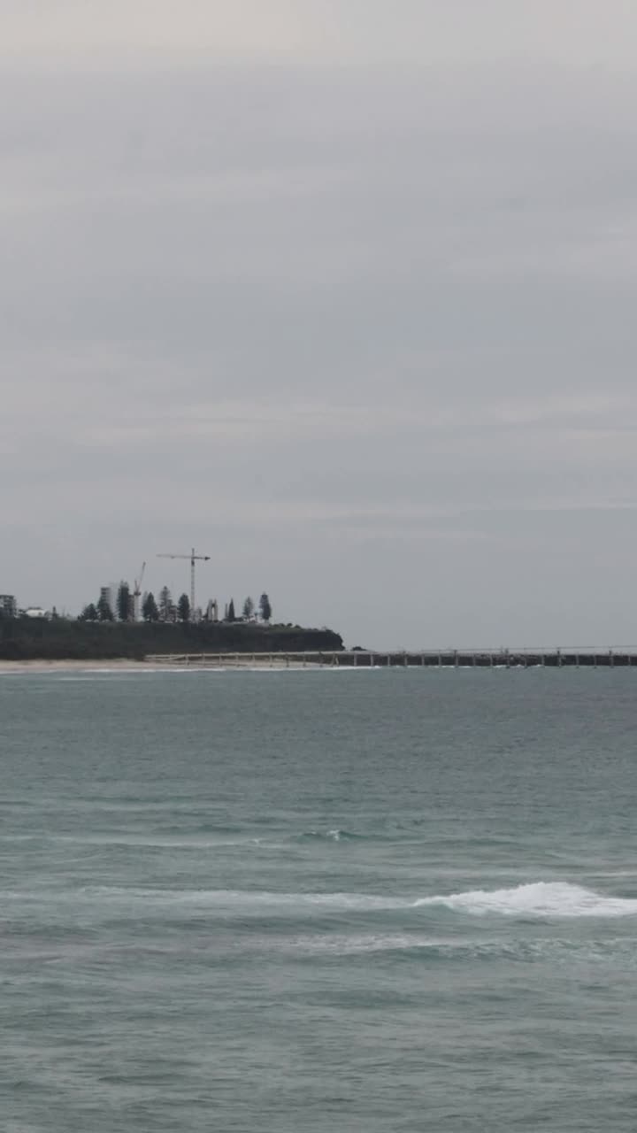 바다의 파도를 가로지르는 도시 스카이라인의 파노라마 뷰