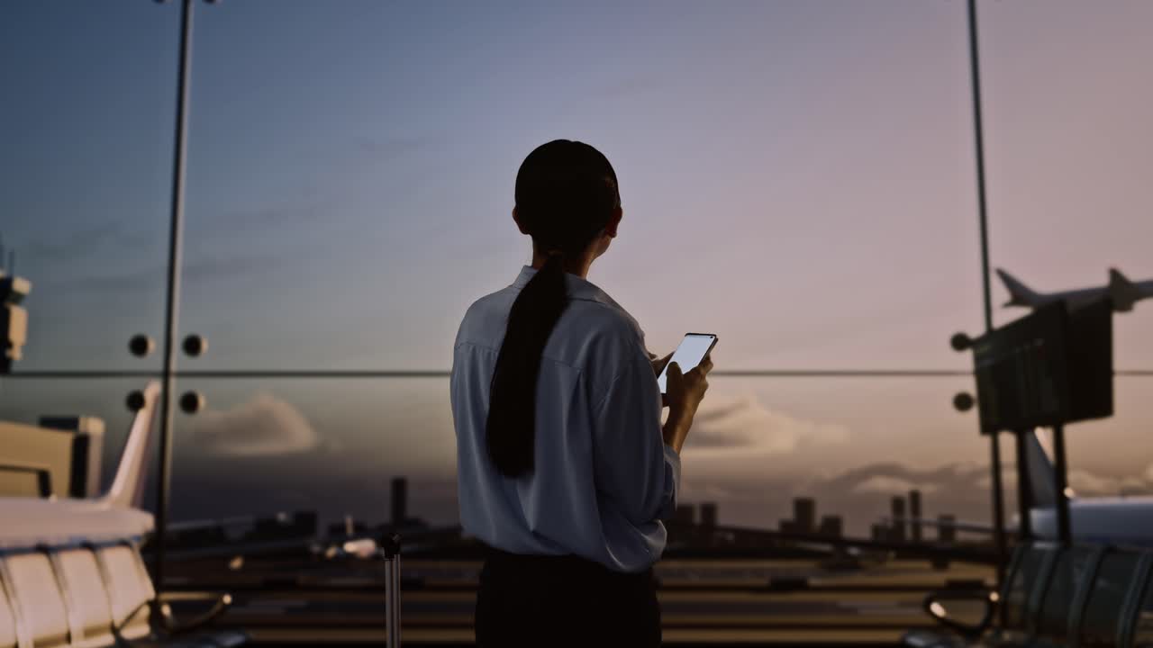 mujer usando el teléfono en el aeropuerto