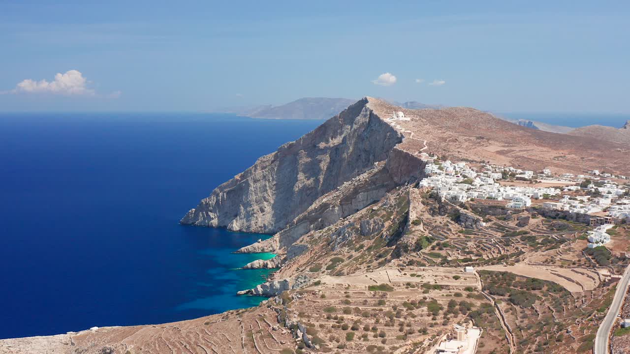 amplio paisaje mediterráneo aéreo isla de folegandros con hermosos acantilados y mar azul profundo