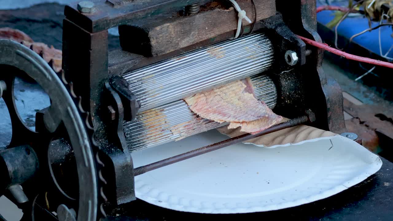 기계적 롤러 에 의해 러지는 오징어