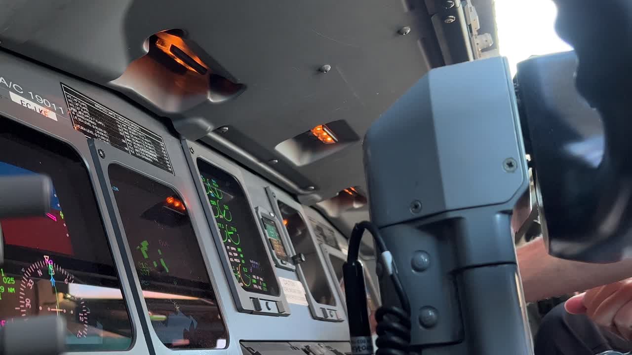 vista inmersiva de cerca dentro de una cabina de un avión justo antes del aterrizaje