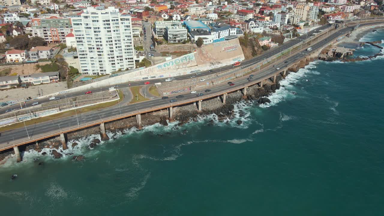 vista aérea de los vehículos que circulan por la avenida españa con la ciudad de viña del mar en chile
