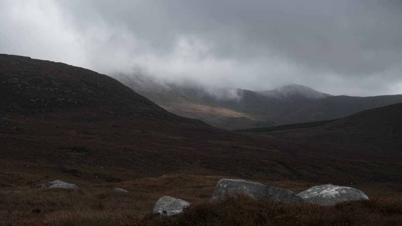 moody nature timelapse del paisaje del norte de europa con nubes y colinas en movimiento