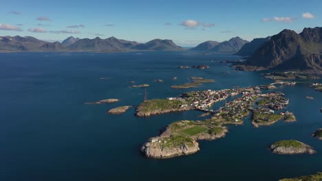 henningsvaer lofoten es un archipiélago en el condado de nordland, noruega.