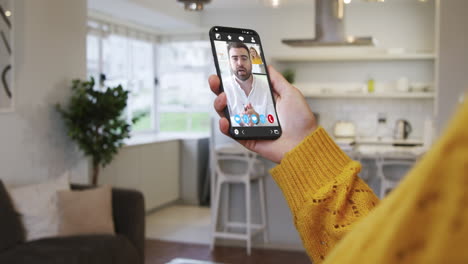 mujer teniendo una reunión de video en su teléfono inteligente en casa