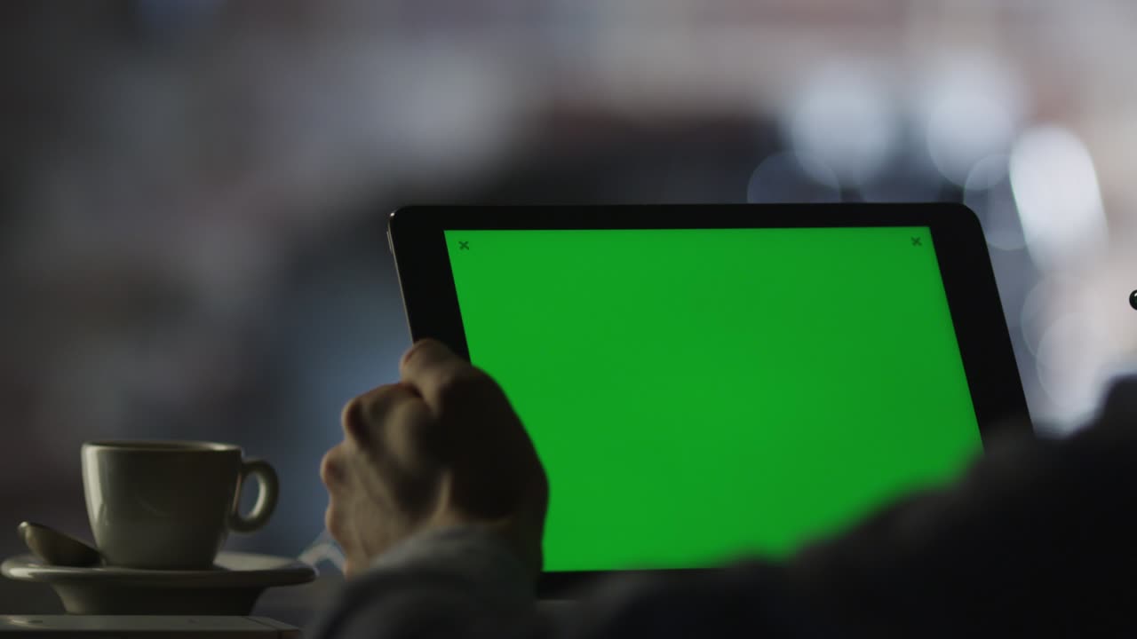 커피에서 스타일러스 태블릿 그린 스크린을 사용합니다.