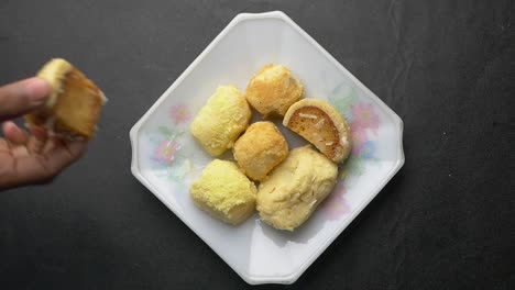 haciendo a mano varios dulces indios