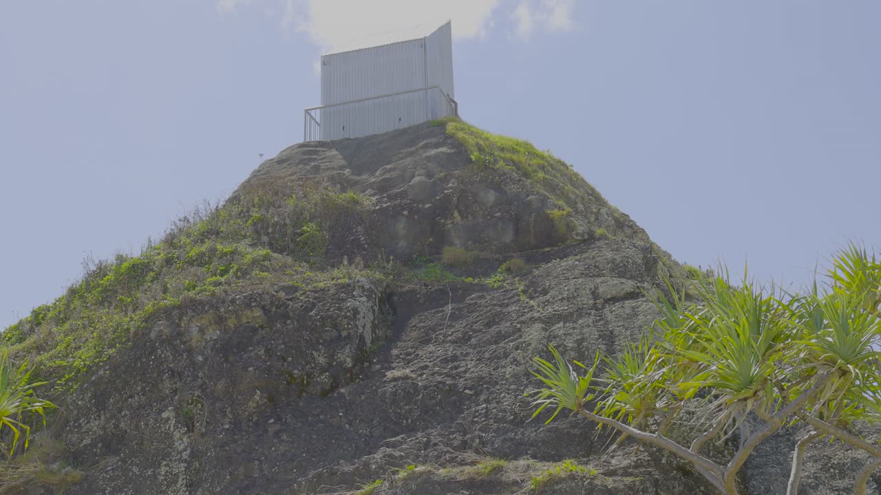 구조와 초록색으로 된 바위 언덕