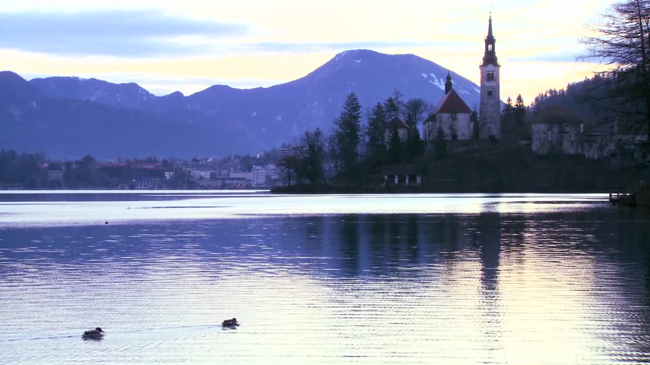 슬로베니아 블레드 호수의 새벽 섬에 있는 작은 교회 7