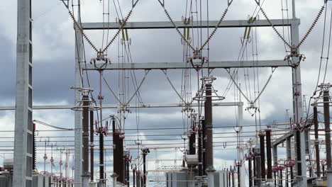 detalle de una gran subestación para transmisión de energía