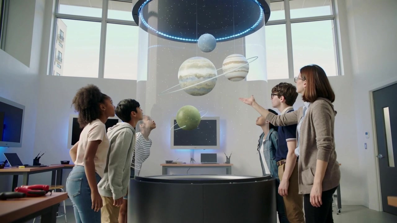 Ativando pedestal holográfico, alunos e professor se inclinando, apontando, aprendendo em laboratório escolar.