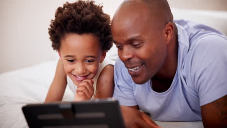 Vater,-Glückliches-Schwarzes-Kind-Und-Tablet-Im-Schlafzimmer