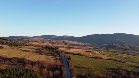 imágenes de drones de un vehículo que viaja por una carretera en las montañas de los balcanes, bulgaria