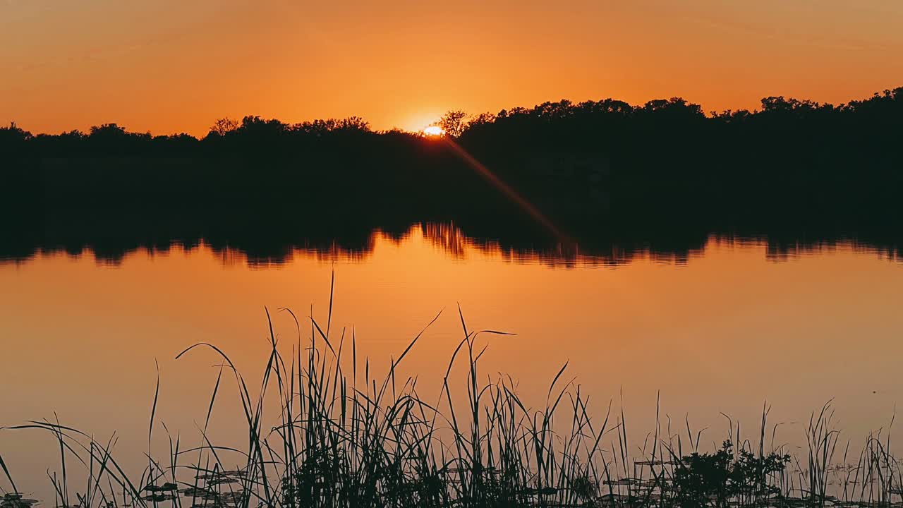 puesta de sol sobre un lago tranquilo