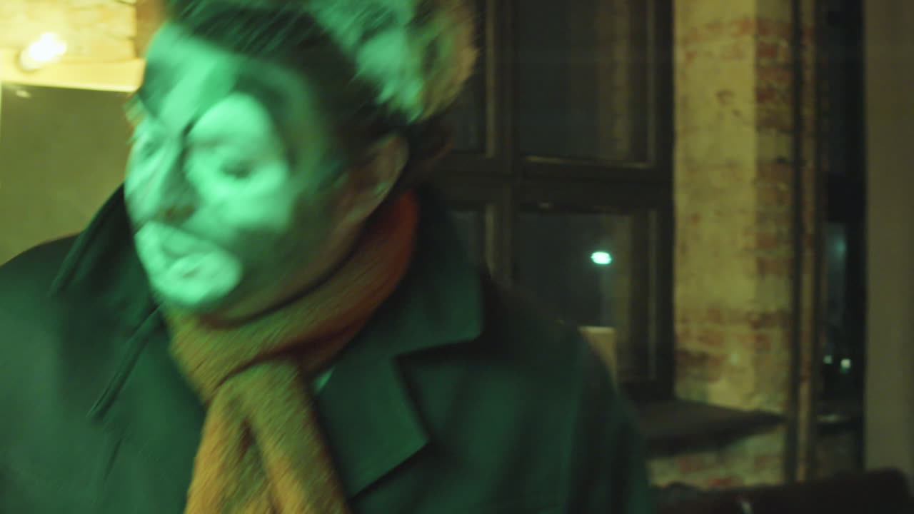 клоун репетирует и разговаривает с сценаристом