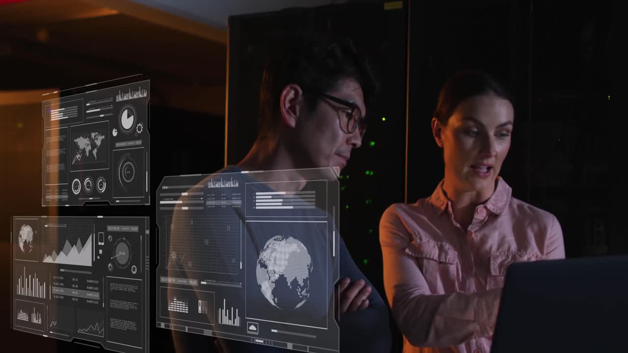 animación de datos en pantallas sobre diversos hombres y mujeres que trabajan en la sala de servidores