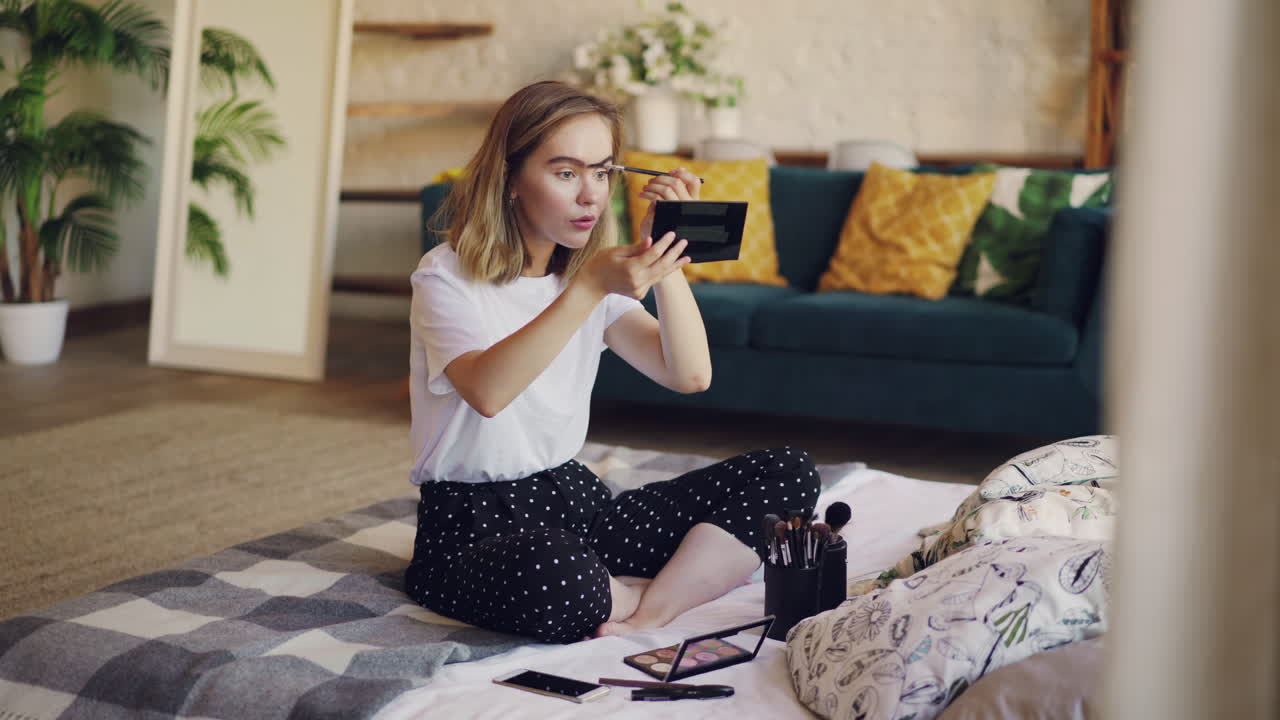 mujer aplicando maquillaje en casa