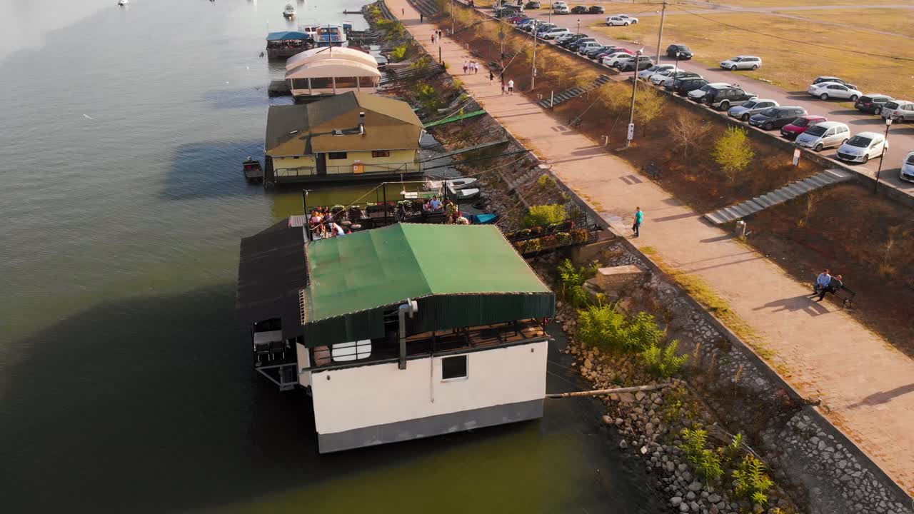 가을 화창한 날에 다뉴브 강에 목조 주택 레스토랑