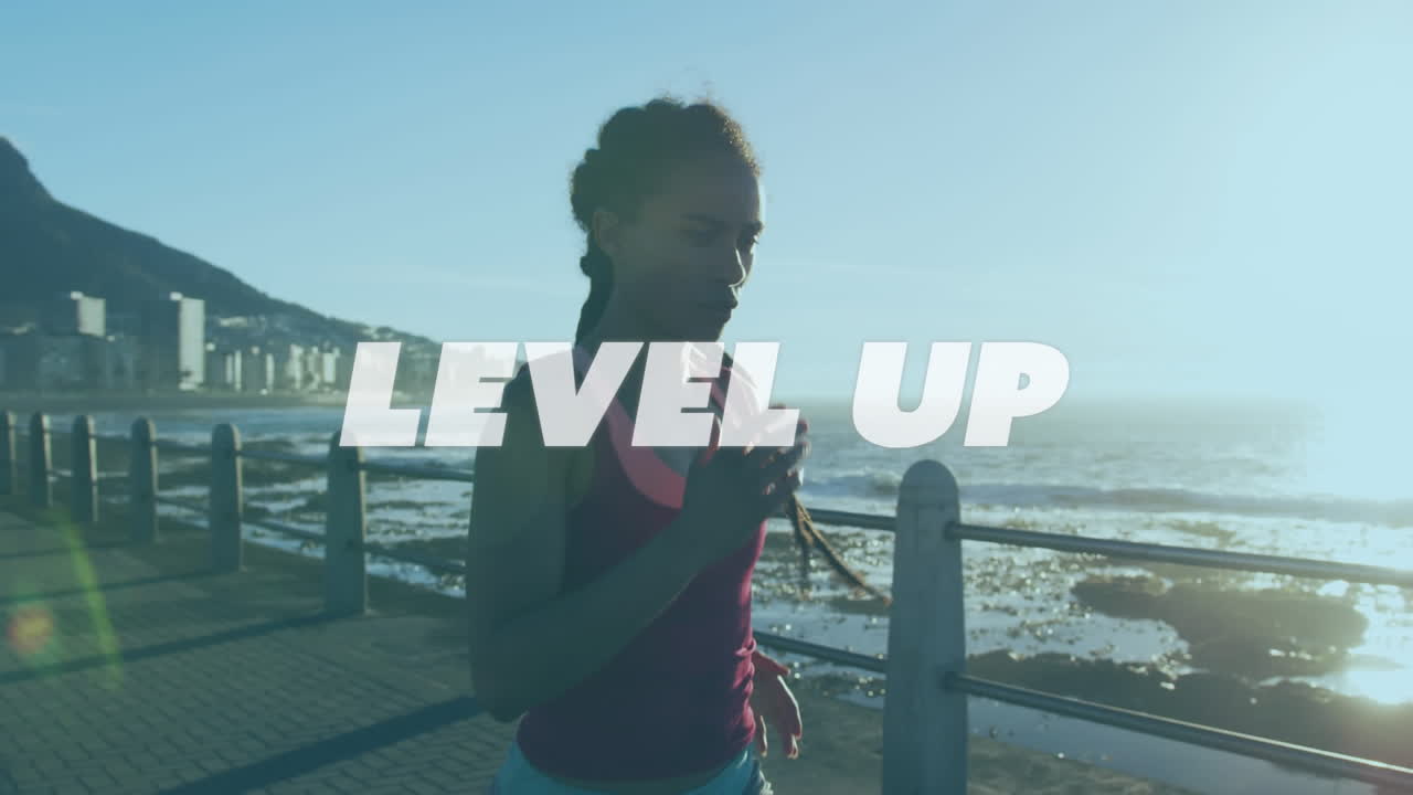 animación de palabras nivel arriba sobre la mujer corriendo en el paseo marítimo por el mar
