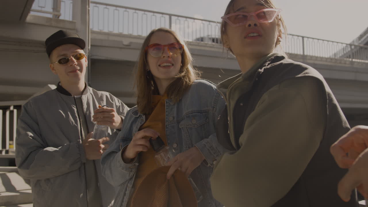 друзья разговаривают на открытом воздухе.