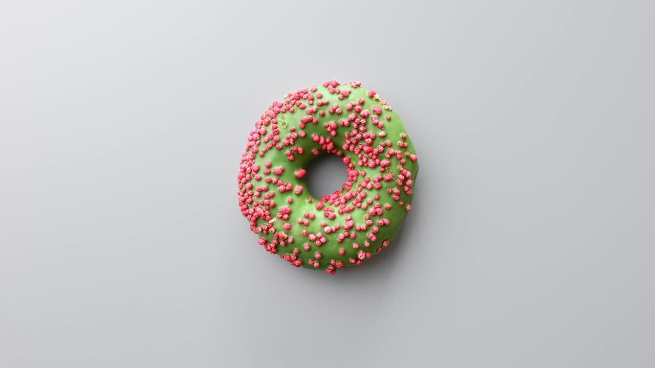 deliciosa rosquilla apetitosa con esmaltado de chocolate verde girando aislado en gris. cámara roja del dragón 4k
