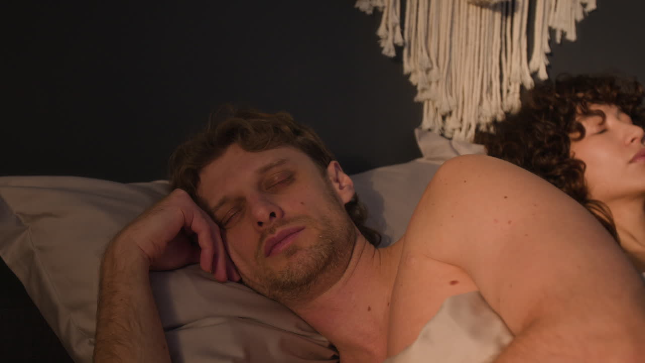 침대에 있는 커플