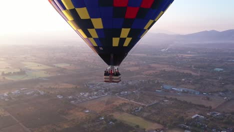 Disparo-En-órbita-De-Un-Globo-Aerostático-En-Un-Amanecer-En-Teotihuacan,-México