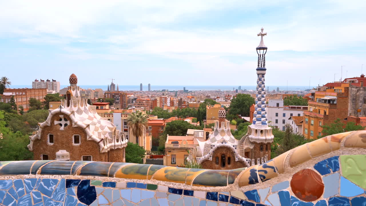 Barcellona, Spagna - 26 agosto 2022: vista degli elementi architettonici del Park Güell, situato sul Turó del Carmel