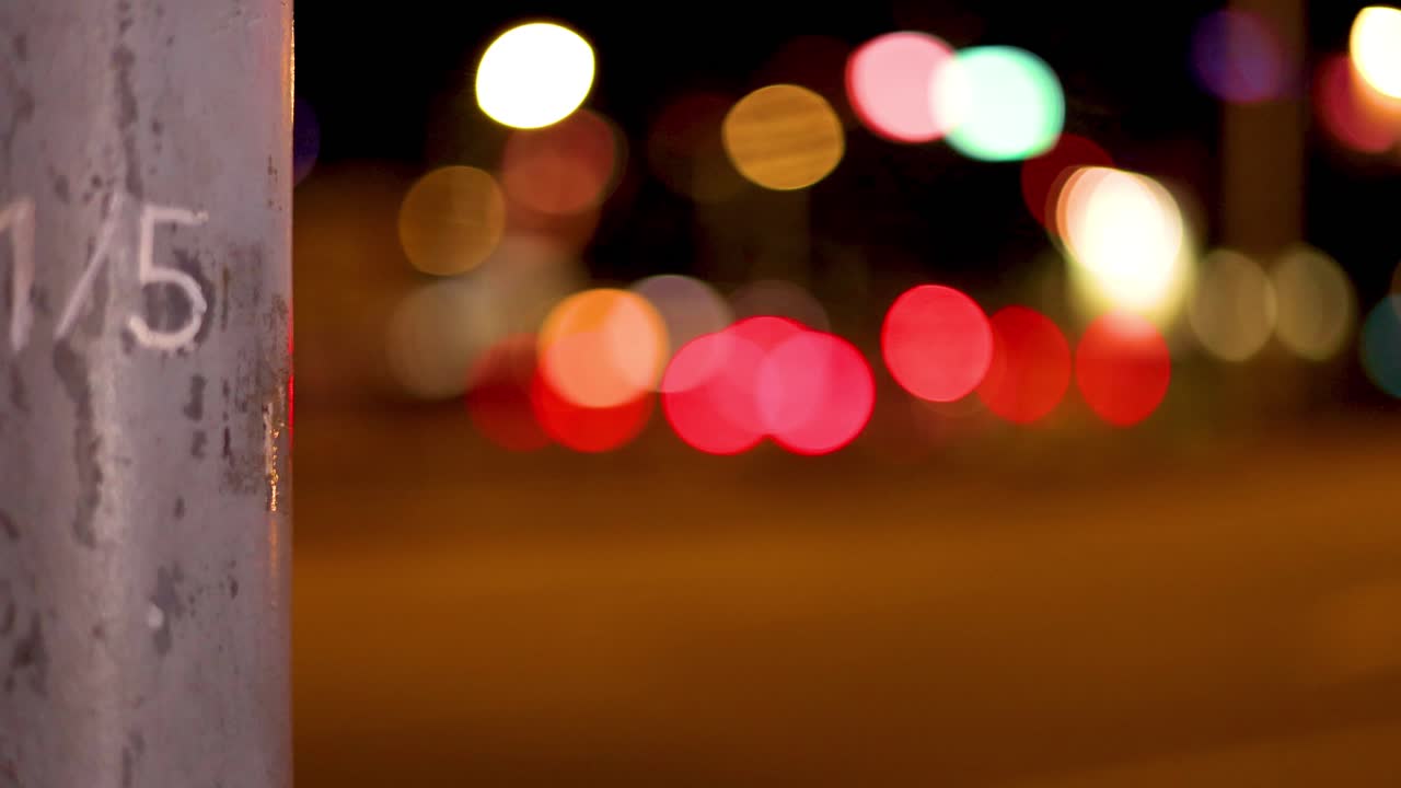 luces borrosas de la ciudad con autobús en movimiento en el fondo