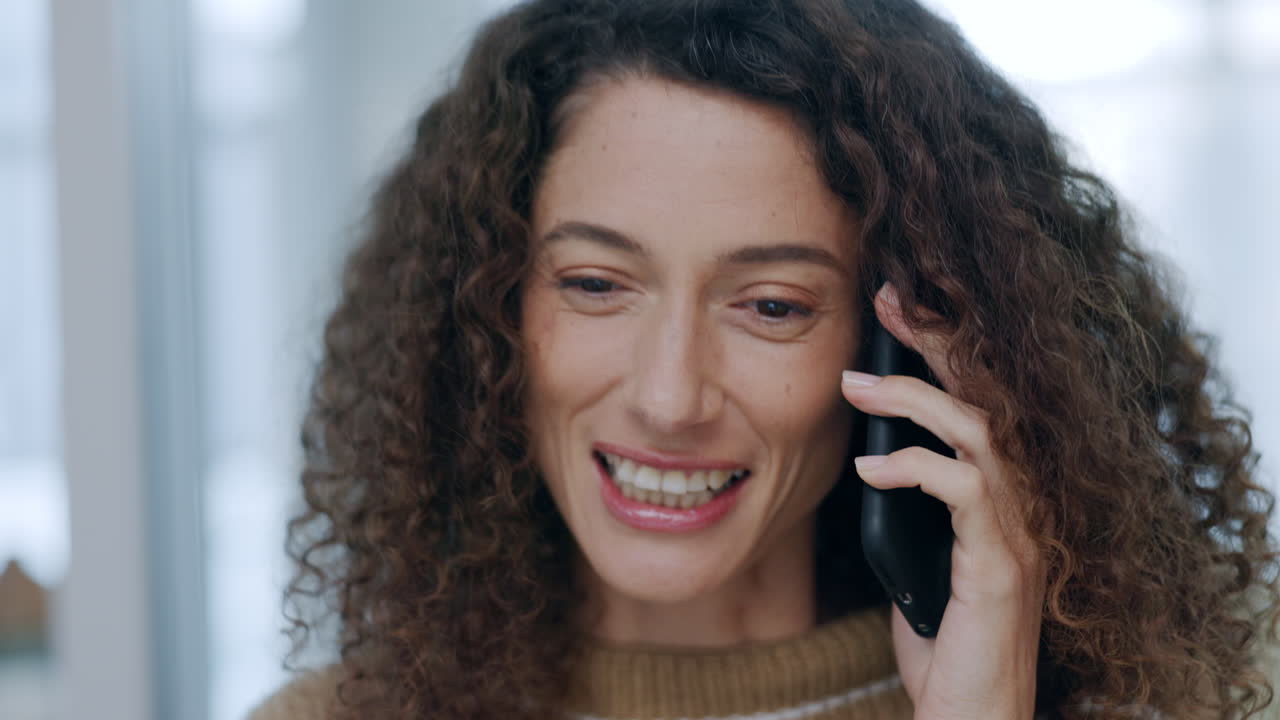 llamada telefónica, acuerdo y mujer de negocios