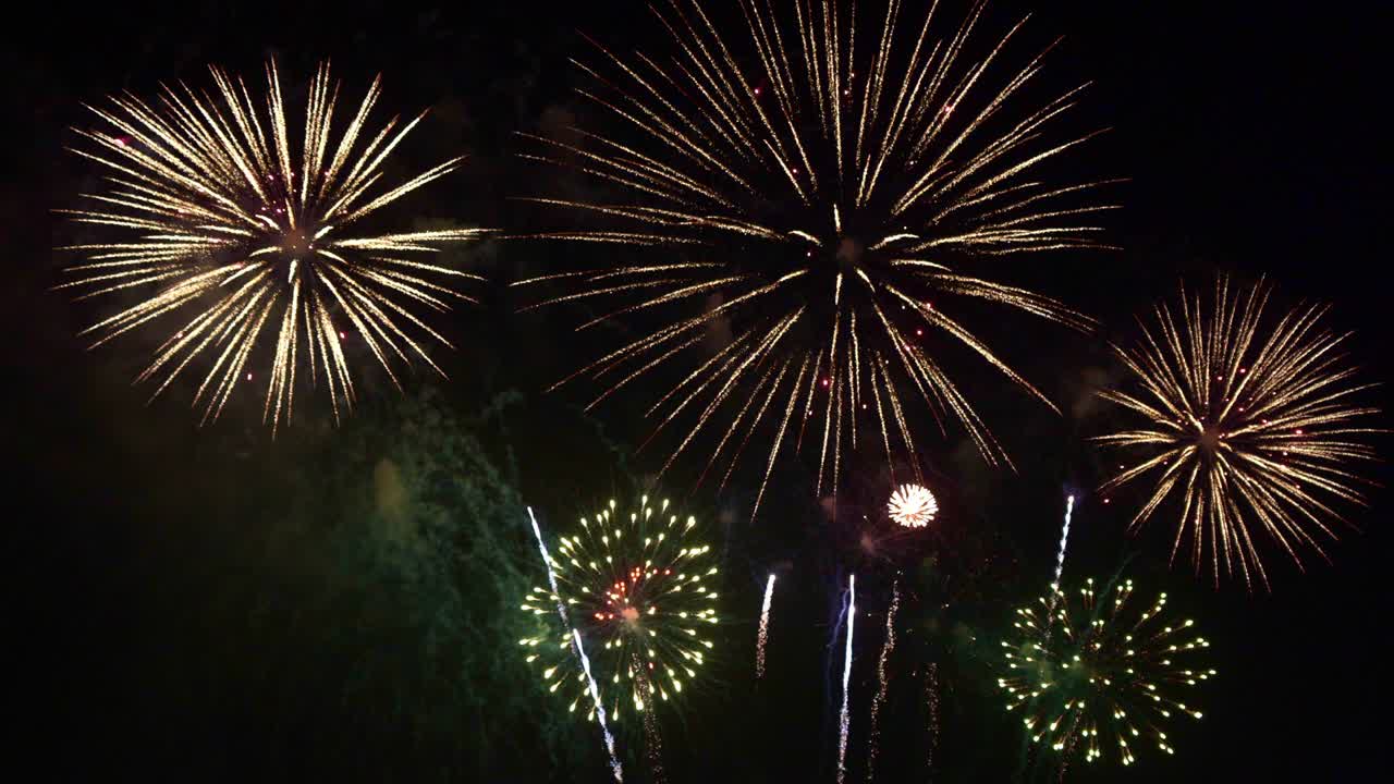 hermosa exhibición de trabajo de fuego colorido por la noche para la celebración en el festival
