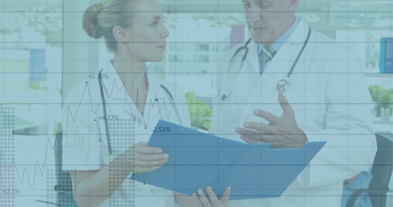 Dos profesionales de la salud hojeando una carpeta azul, lo que genera gráficos animados superpuestos en las páginas para la revisión de datos.