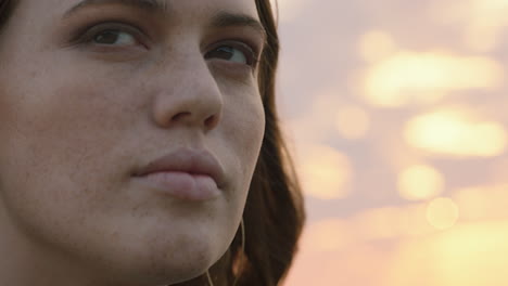 retrato de cerca hermosa mujer de cabeza roja abriendo los ojos meditando al atardecer orando explorando el estilo de vida espiritual disfrutando de la atención plena