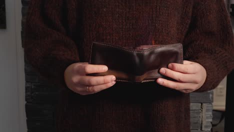 mujer con una billetera vacía, llamas que vienen de la billetera