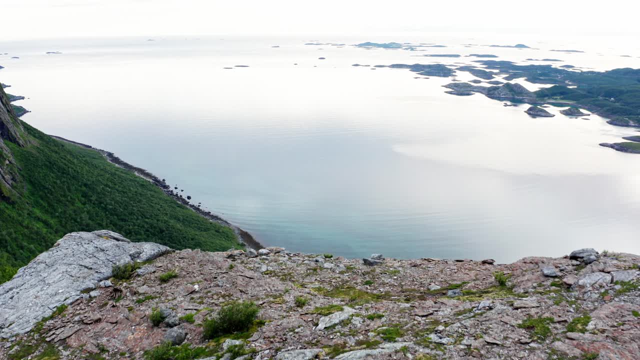노르웨이의 열린 바다로 흐르는 신선한 산줄기 - 공중